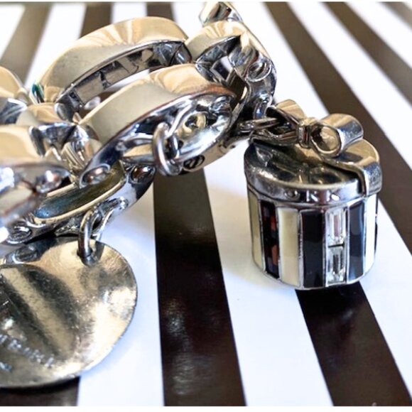 Henri Bendel Vintage Silver Link Six Charm Bracelet Rare - Picture 10 of 15